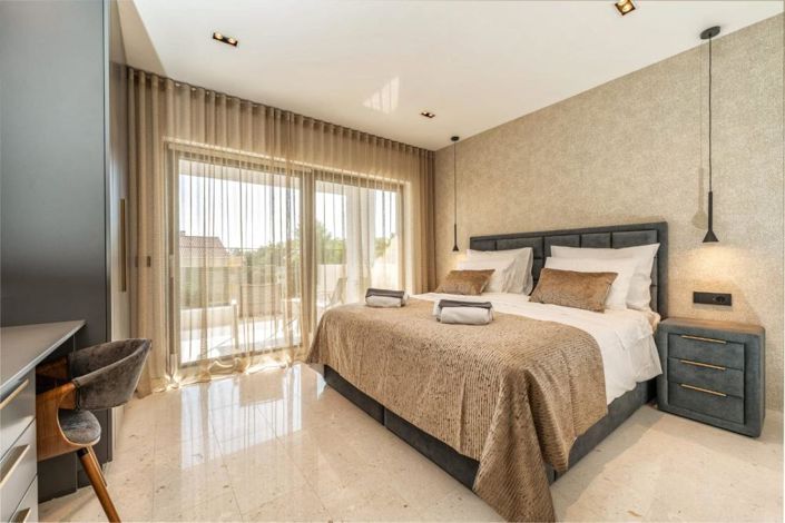 Image No.25-4 Bed Property for sale