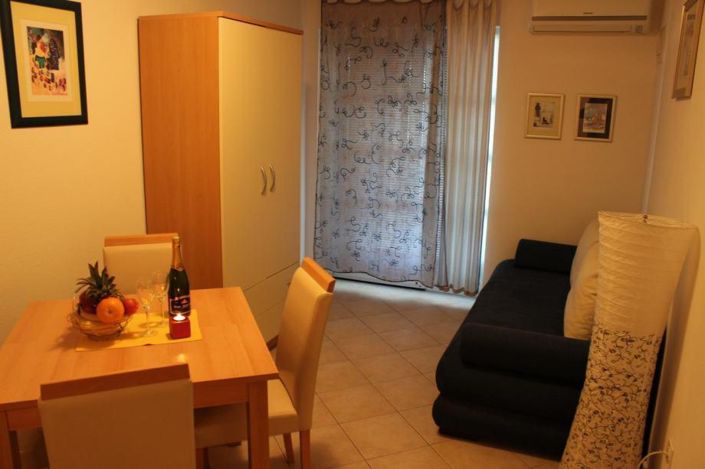 Image No.14-8 Bed Property for sale