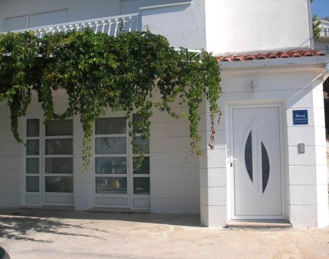 Image No.19-8 Bed Property for sale