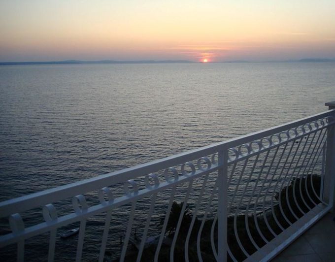 Image No.2-8 Bed Property for sale