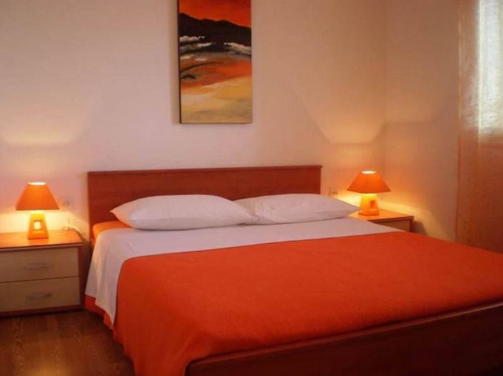 Image No.8-8 Bed Property for sale