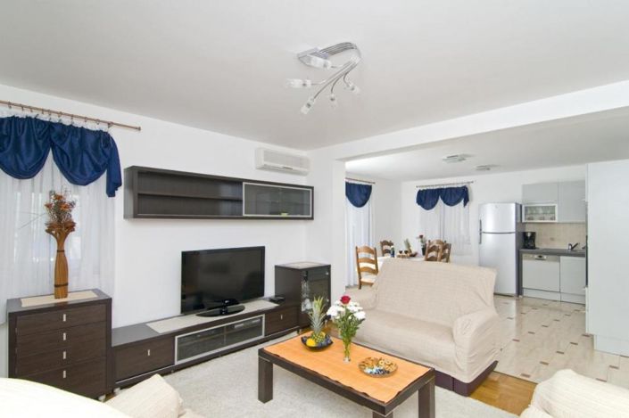 Image No.20-9 Bed Property for sale