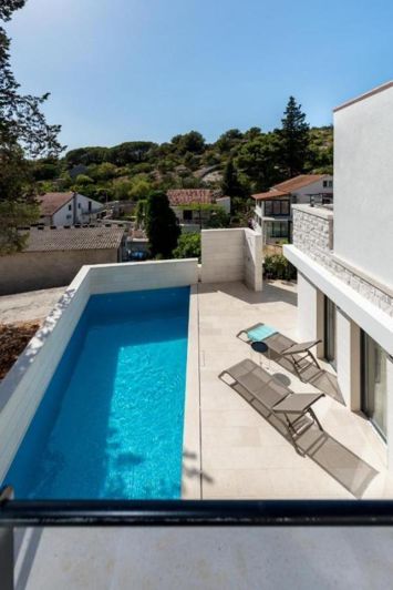 Image No.17-3 Bed Property for sale