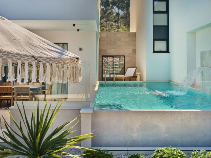 Image No.10-5 Bed Property for sale