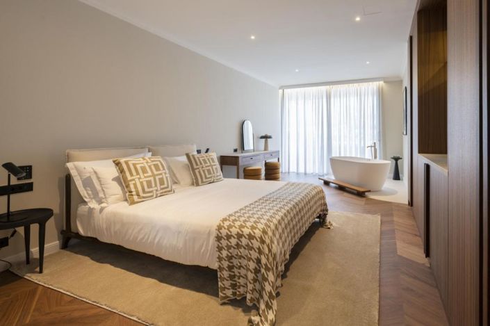 Image No.14-5 Bed Property for sale