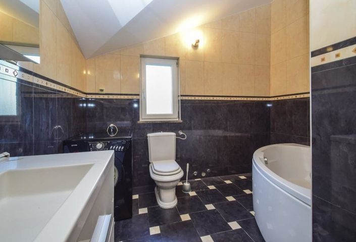 Image No.20-Propriété de 7 chambres à vendre à Vodice