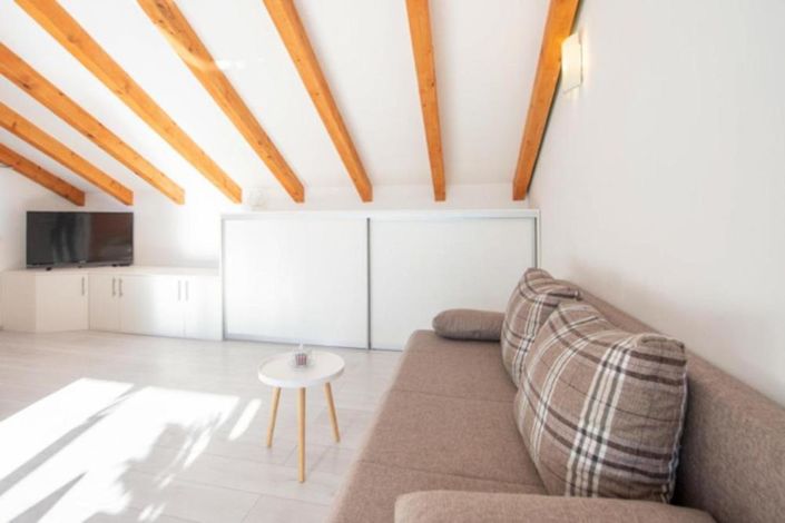 Image No.25-10 Bed Property for sale