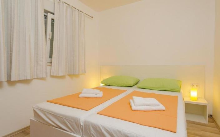 Image No.8-10 Bed Property for sale