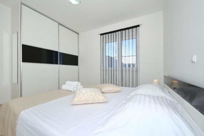 Image No.10-6 Bed Property for sale