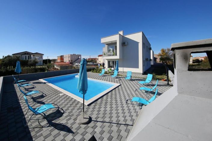 Image No.4-6 Bed Property for sale