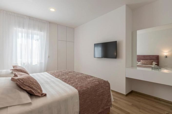 Image No.13-5 Bed Property for sale