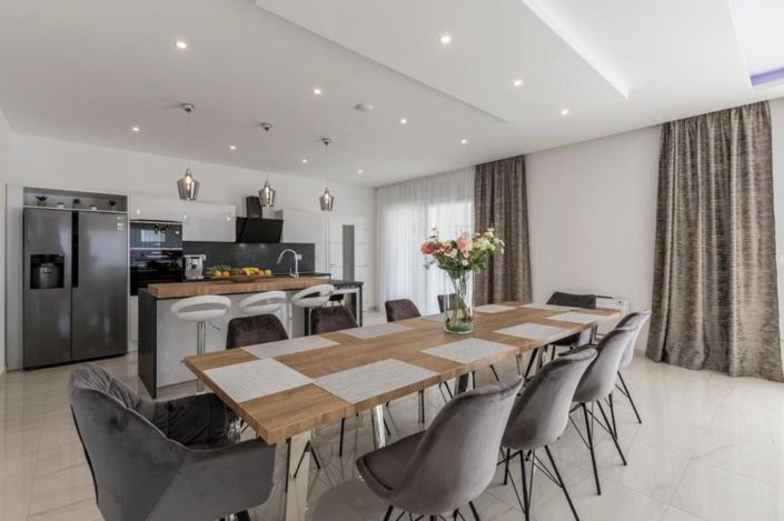 Image No.15-5 Bed Property for sale