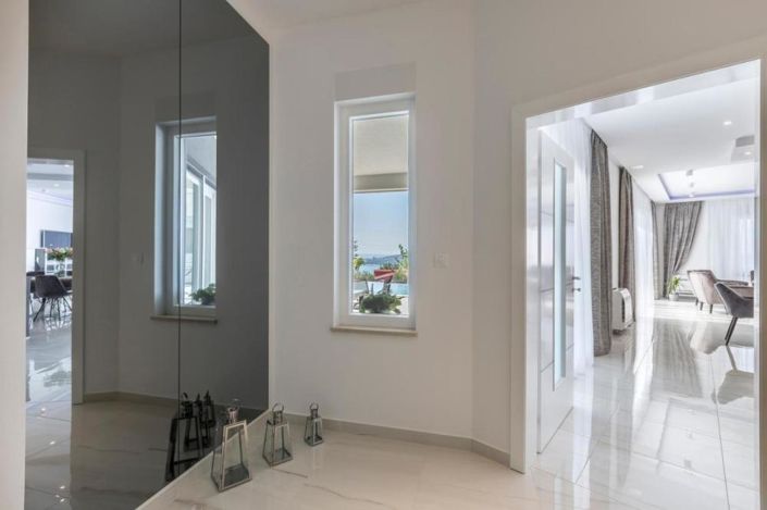 Image No.18-5 Bed Property for sale