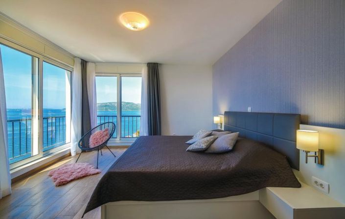 Image No.12-5 Bed Property for sale