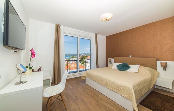 Image No.17-5 Bed Property for sale