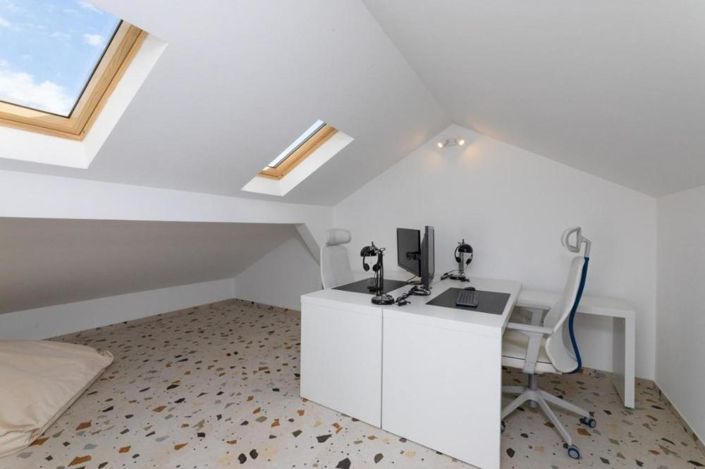 Image No.9-5 Bed Property for sale