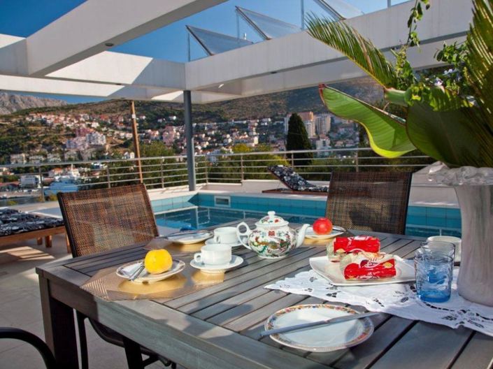 Image No.4-4 Bed Property for sale