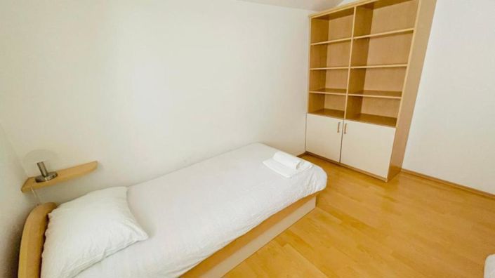 Image No.17-10 Bed Property for sale