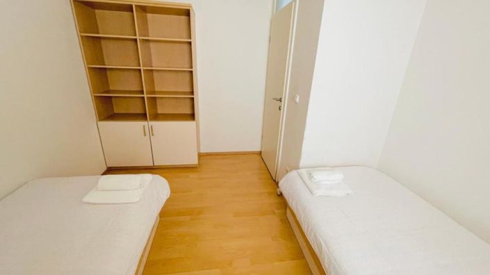 Image No.18-10 Bed Property for sale