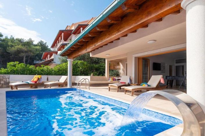 Image No.12-5 Bed Property for sale