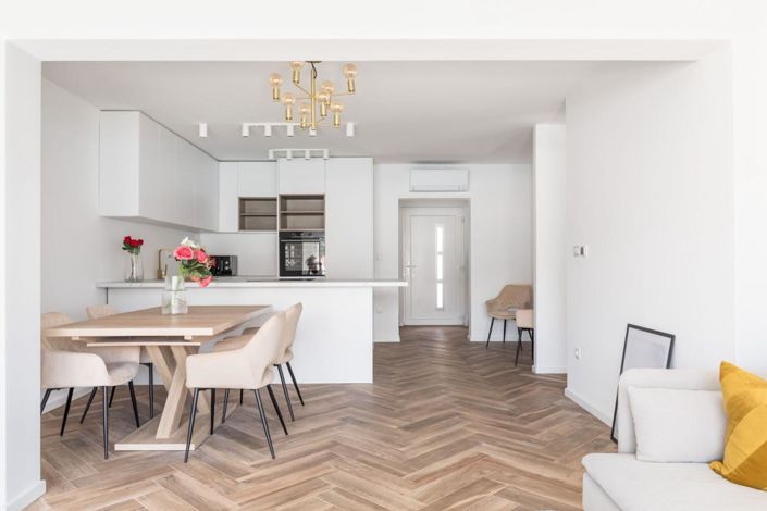 Image No.19-6 Bed Property for sale