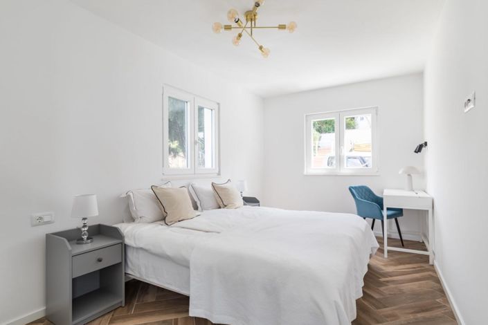 Image No.20-6 Bed Property for sale