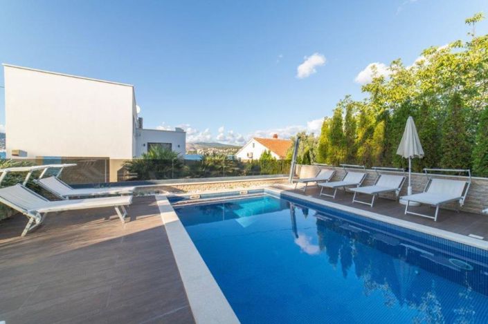 Image No.14-6 Bed Property for sale