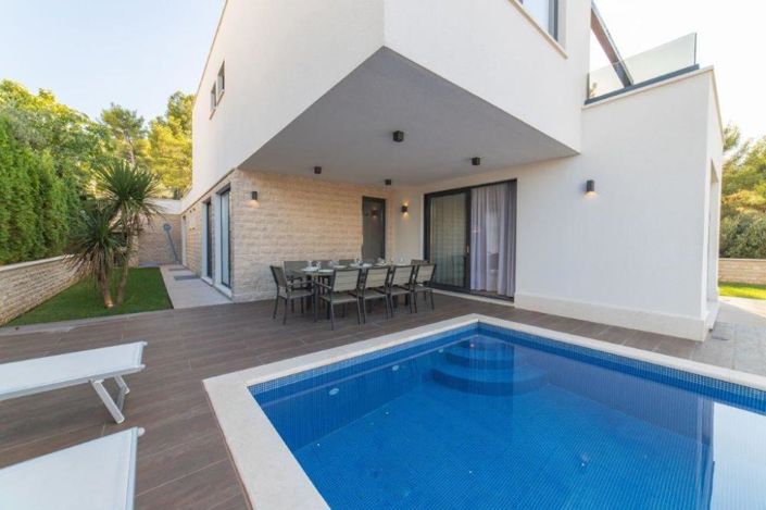 Image No.6-6 Bed Property for sale