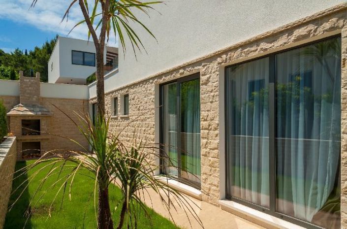 Image No.9-6 Bed Property for sale