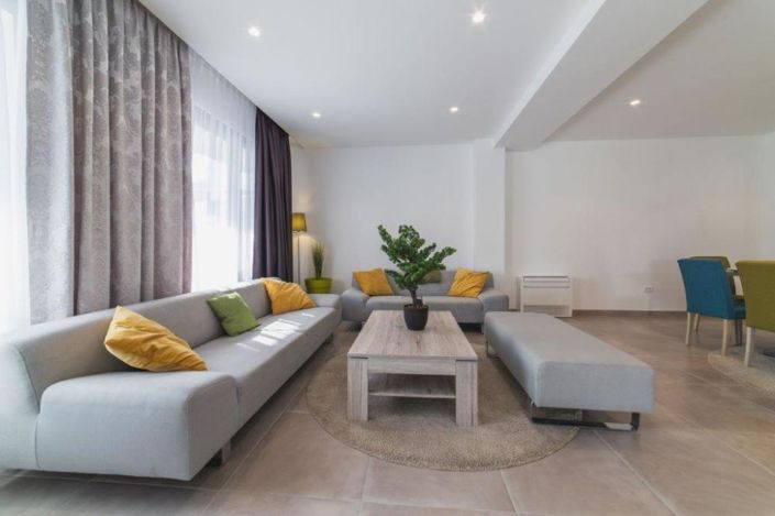 Image No.18-7 Bed Property for sale