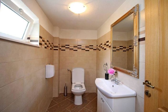 Image No.15-6 Bed Property for sale