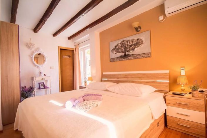 Image No.19-6 Bed Property for sale