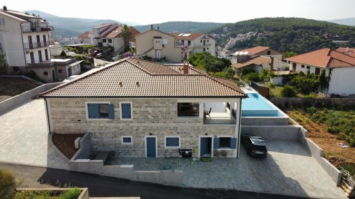 Image No.8-7 Bed Property for sale