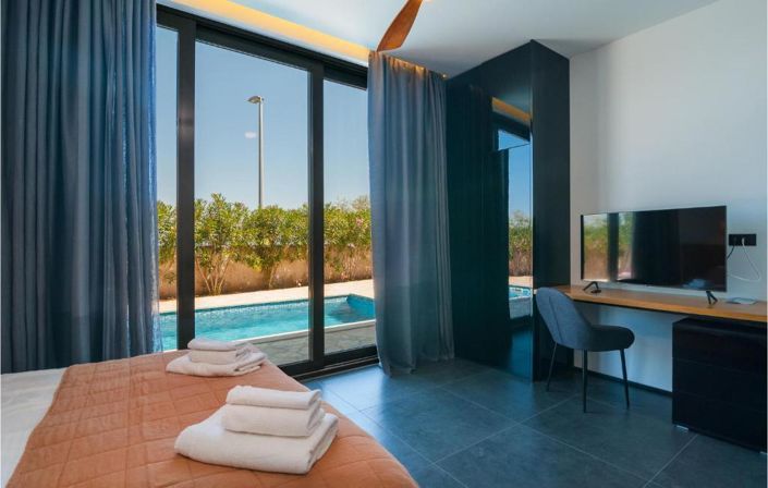 Image No.12-2 Bed Property for sale