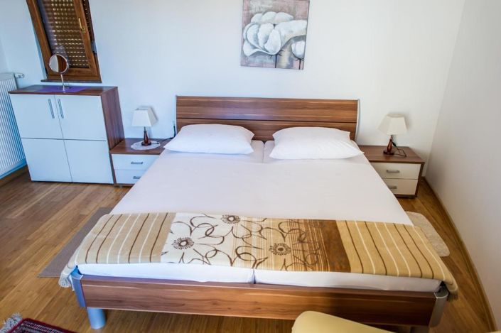 Image No.17-5 Bed Property for sale