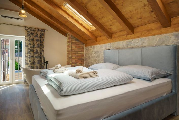 Image No.10-3 Bed Property for sale