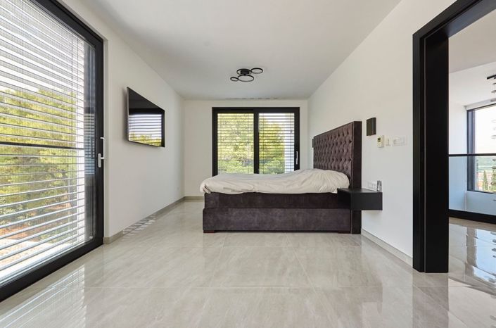 Image No.13-4 Bed Property for sale