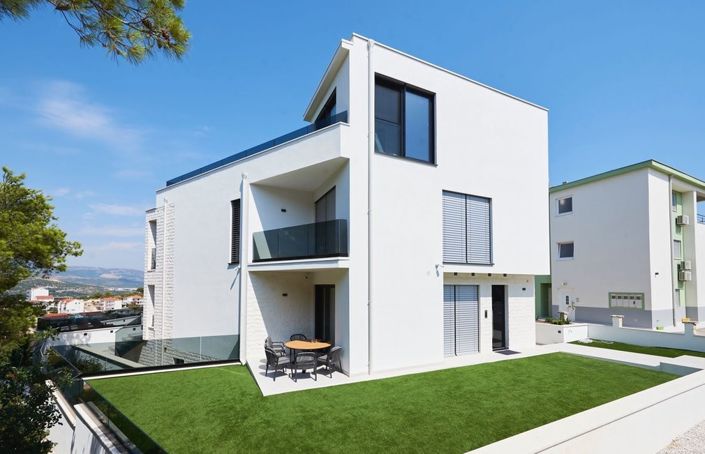 Image No.4-4 Bed Property for sale