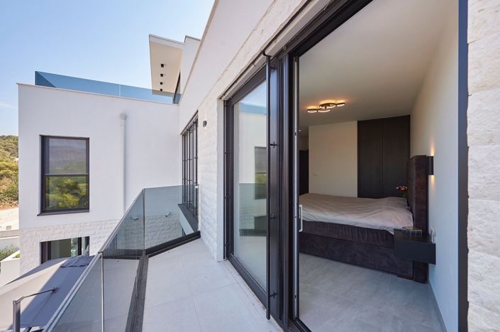 Image No.8-4 Bed Property for sale