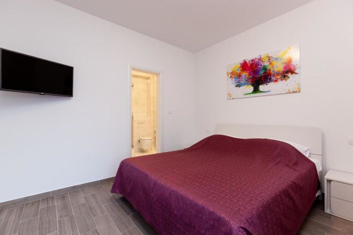 Image No.14-9 Bed Property for sale