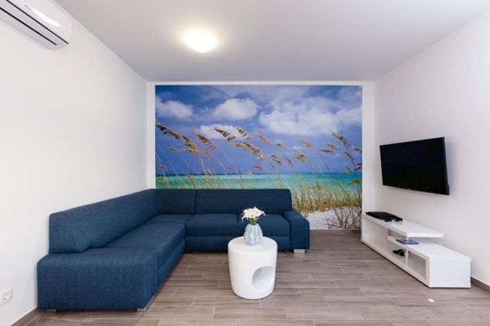 Image No.17-9 Bed Property for sale