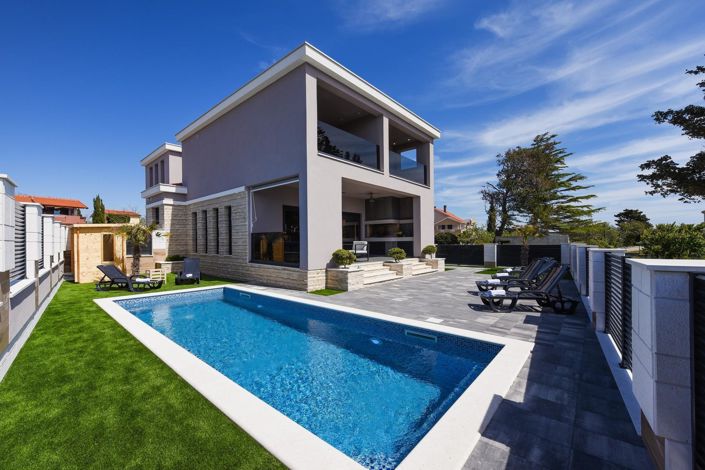 Image No.4-4 Bed Property for sale