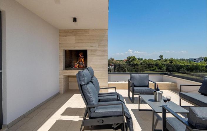 Image No.10-3 Bed Property for sale