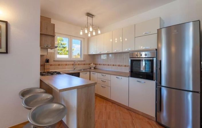 Image No.10-9 Bed Property for sale