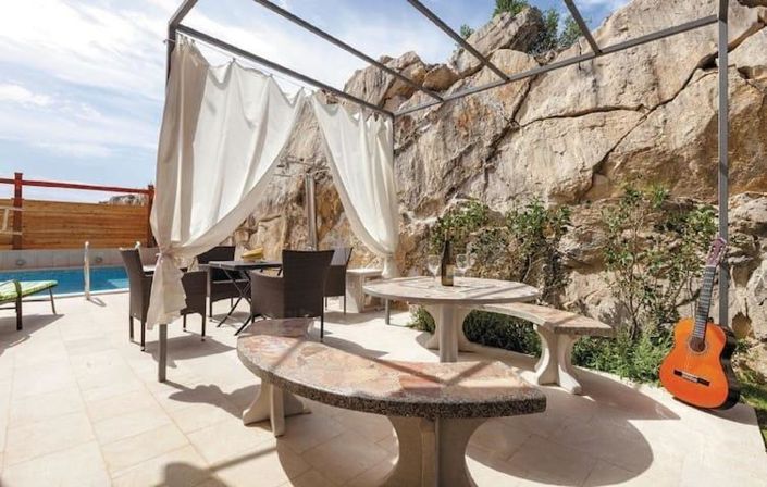 Image No.12-9 Bed Property for sale