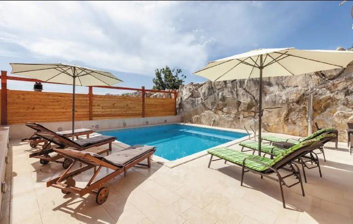 Image No.7-9 Bed Property for sale