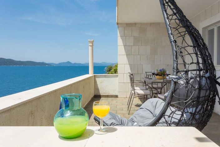 Image No.12-3 Bed Property for sale