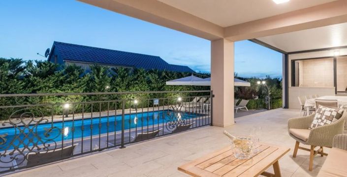 Image No.10-5 Bed Property for sale