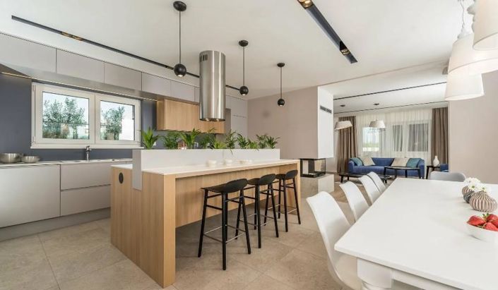 Image No.24-5 Bed Property for sale