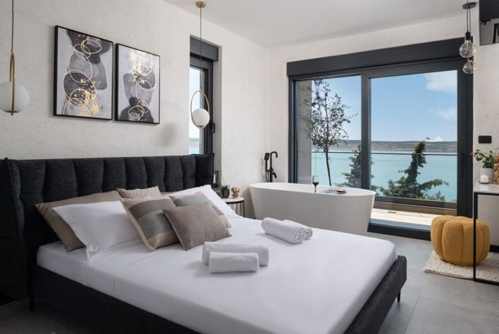 Image No.10-6 Bed Property for sale